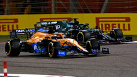 Daniel Ricciardo předjíždí Lance Strolla - závod v Bahrajnu