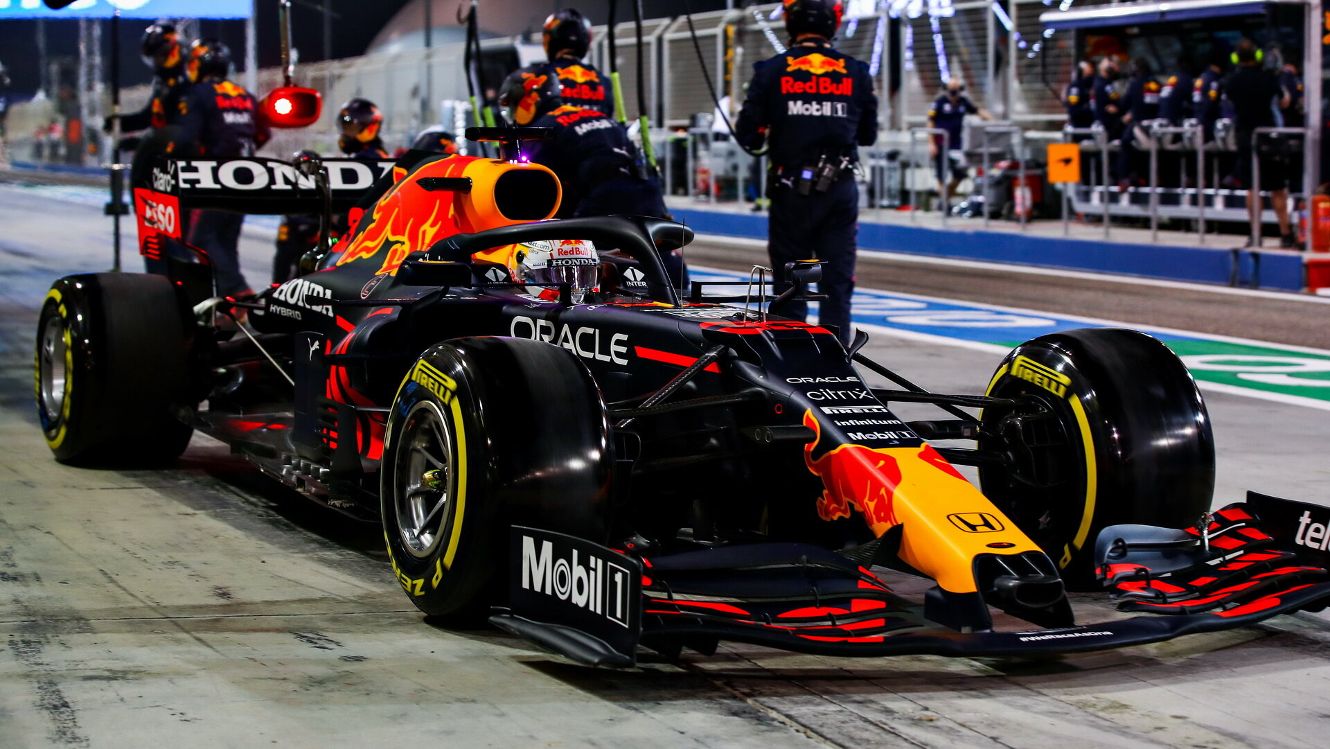 Max Verstappen přezut za 1,9 sec. - závod v Bahrajnu