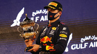 Max Verstappen se svou trofejí za druhé místo - závod v Bahrajnu
