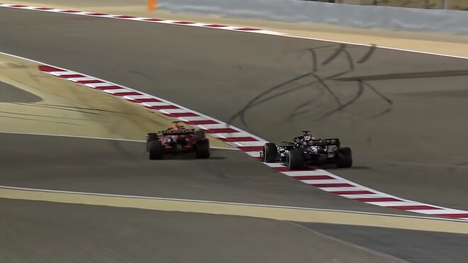 Sporné předjetí Hamiltona Verstappenem mimo trať
