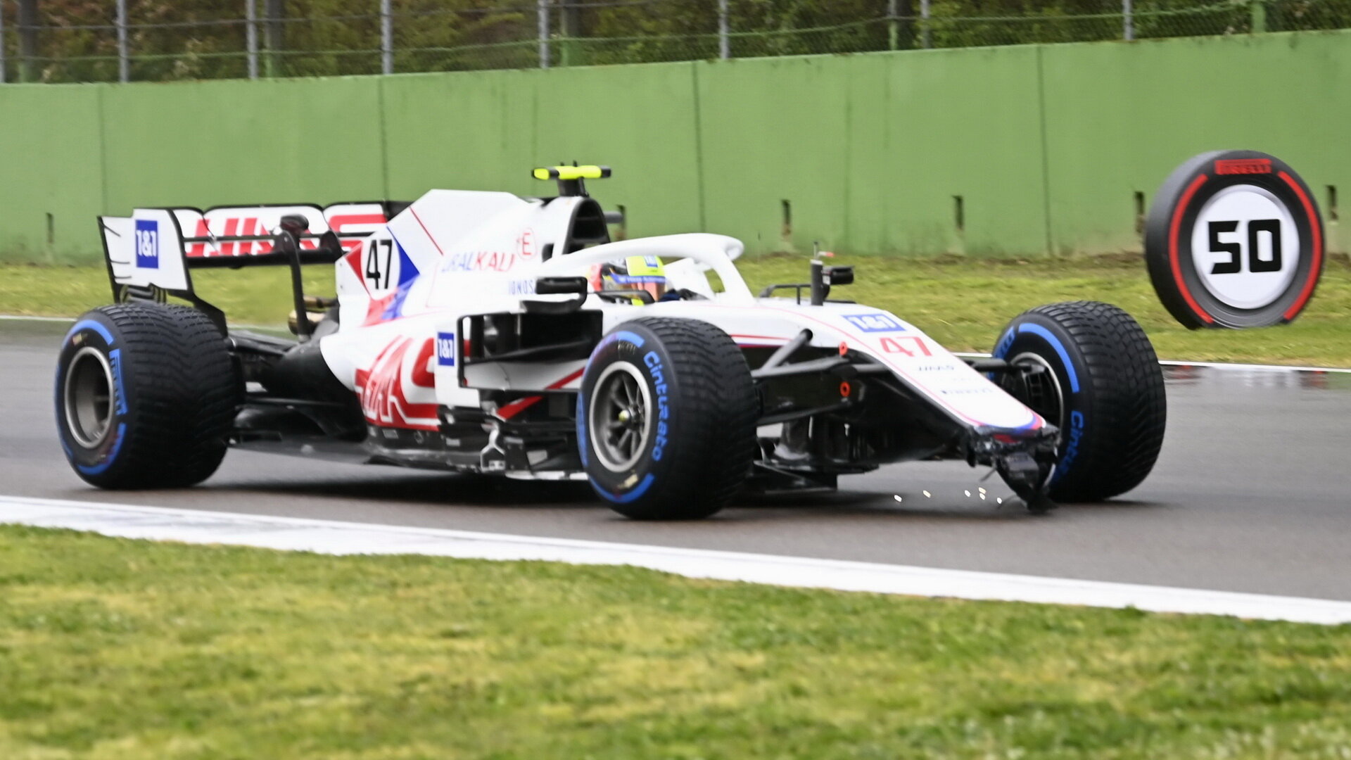 Mick Schumacher po smyku urazil přední křídlo - závod na Imole