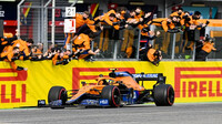 Lando Norris v cíli závodu na Imole