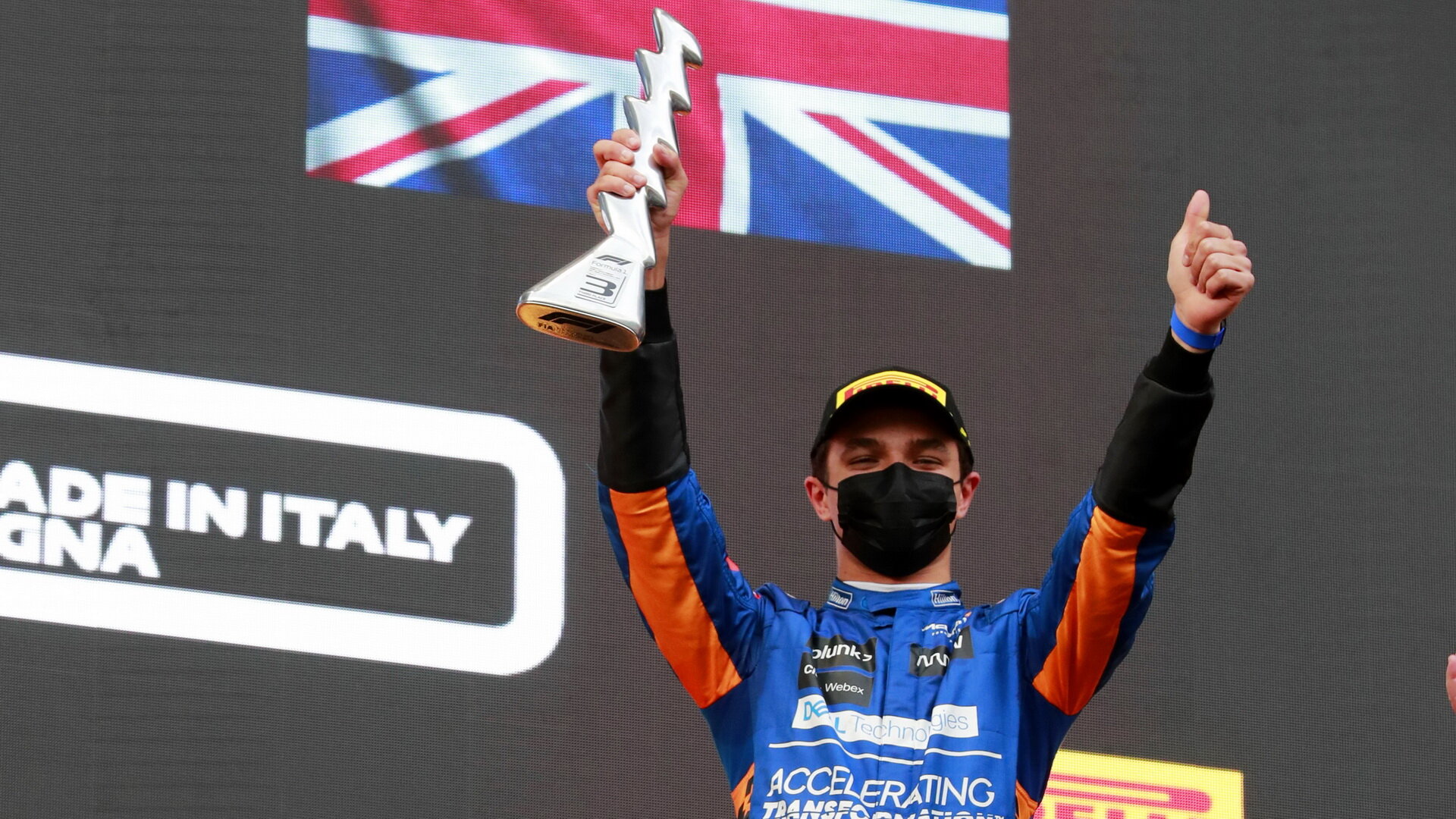 Lando Norris se svou trofejí za třetí místo na Imole