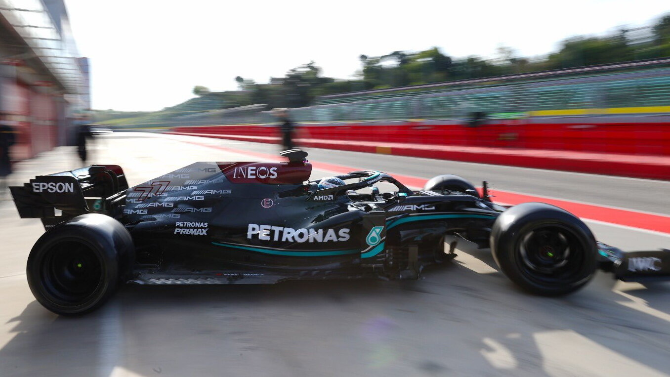 Valtteri Bottas s Mercedesem během testu 18" pneumatik