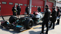 Lewis Hamilton s Mercedesem během testu 18" pneumatik