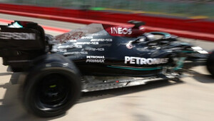 Lewis Hamilton s Mercedesem během testu 18" pneumatik