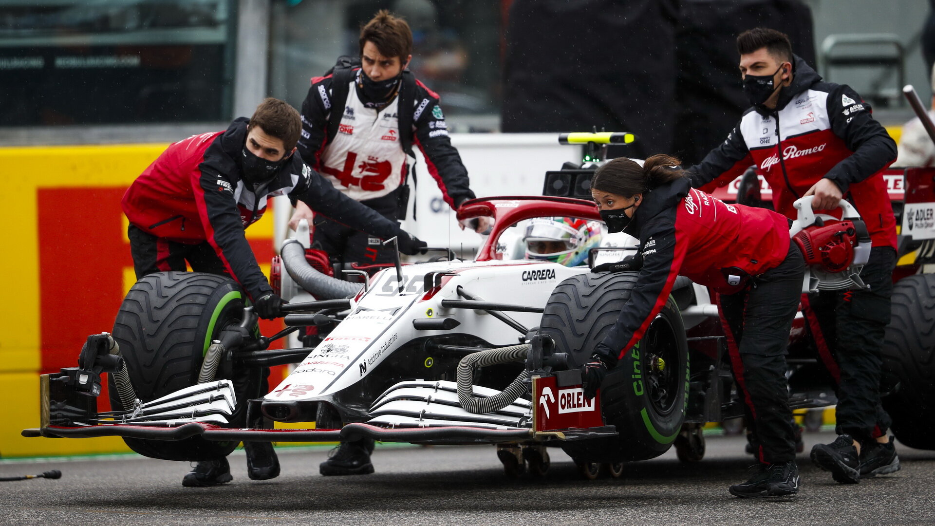 Antonio Giovinazzi před závodem na Imole