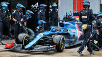 Fernando Alonso i svých mechaniků