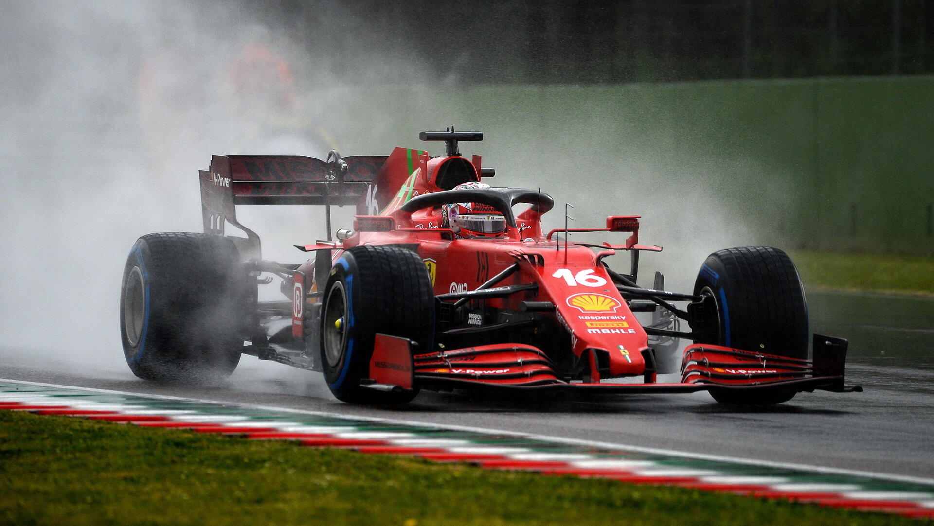 Charles Leclerc v dešti - závod na Imole