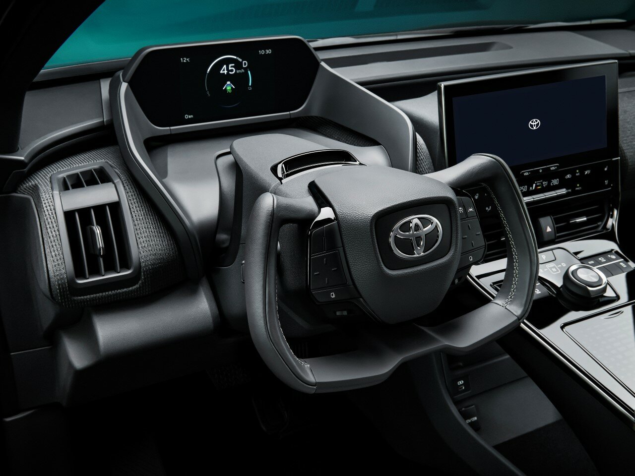Toyota bZ4X dostala jako první na světě vidlicový (nikoli kulatý) volant v kombinaci se systémem řízení bez mechanické vazby