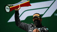 Lewis Hamilton se svou trofejí za prnví místo v závodě v Portugalsku