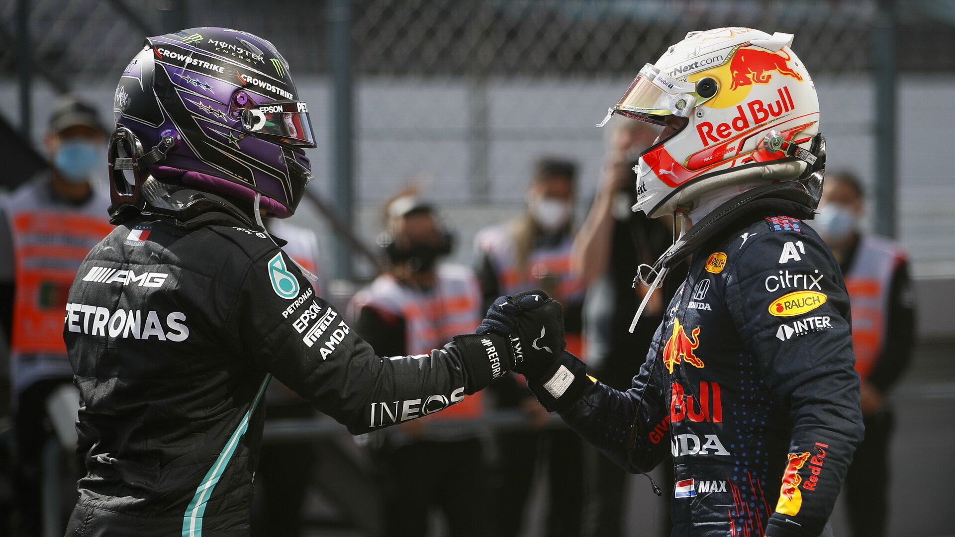 Max Verstappen gratuluje Lewisovi Hamilonovi k vítězství v závodě v Portugalsku