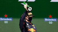 Max Verstappen se svou trofejí za druhé místo - závod v Portugalsku