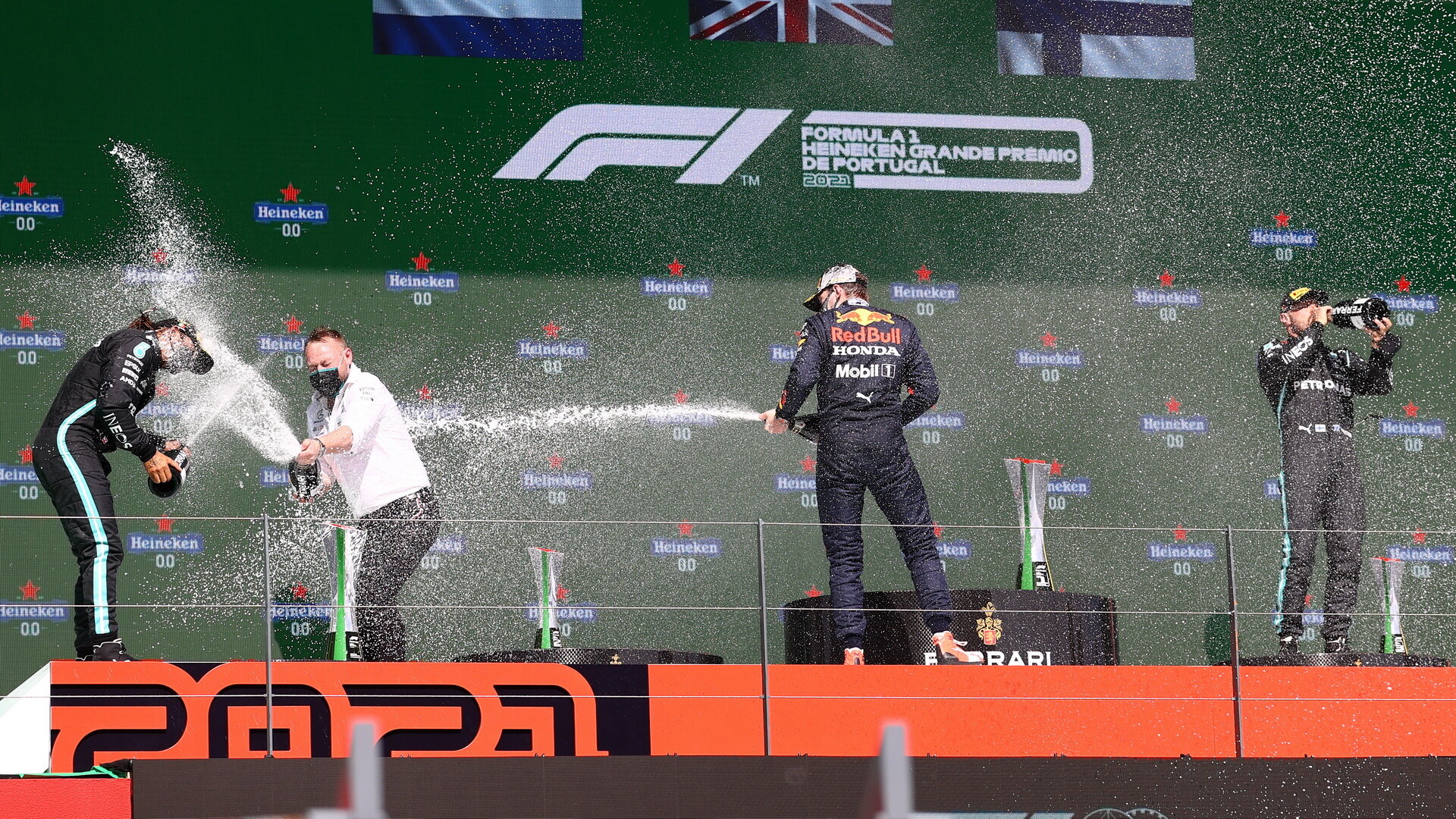 Oslava šampaňským po závodě v Portugalsku