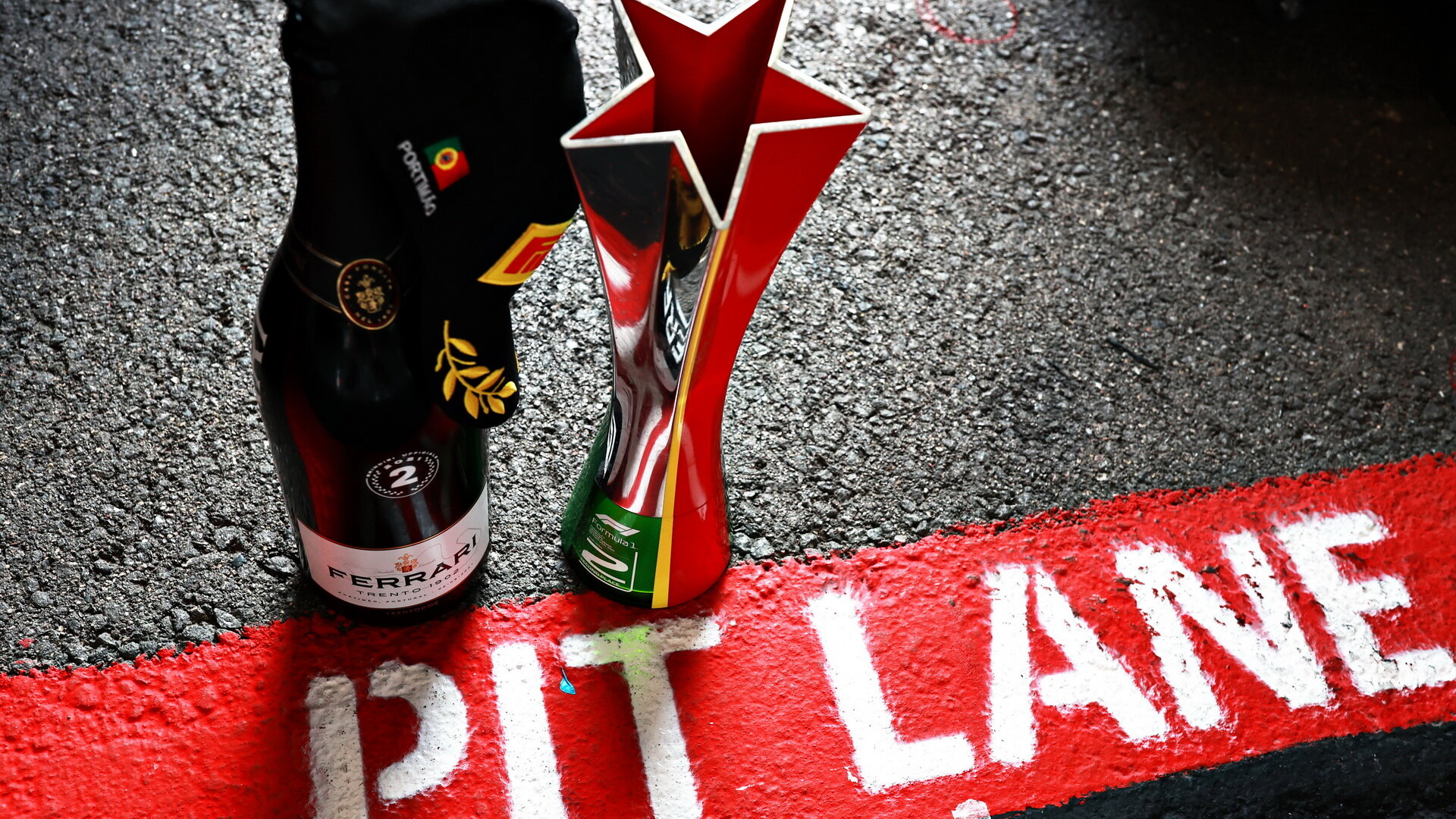 Trofej za druhé místo Max Verstappena- závod v Portugalsku