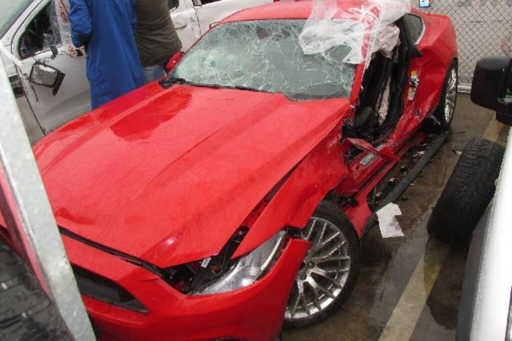 Ford Mustang po totální havárii, škoda 1,6 milionu Kč