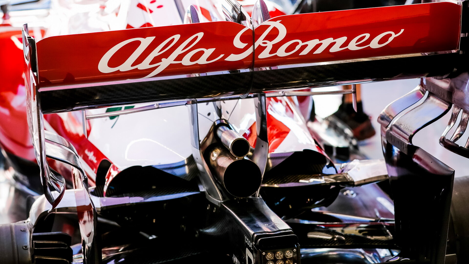 Výfuk vozu Alfa Romeo - kvalifikace v Barceloně