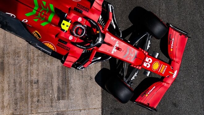 Carlos Sainz s Ferrari během kvalifikace na GP Španělska