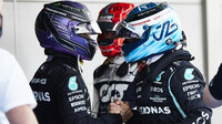 Valtteri Bottas gratuluje Lewisovi Hamiltonovi k vítězství v závodě v Barceloně