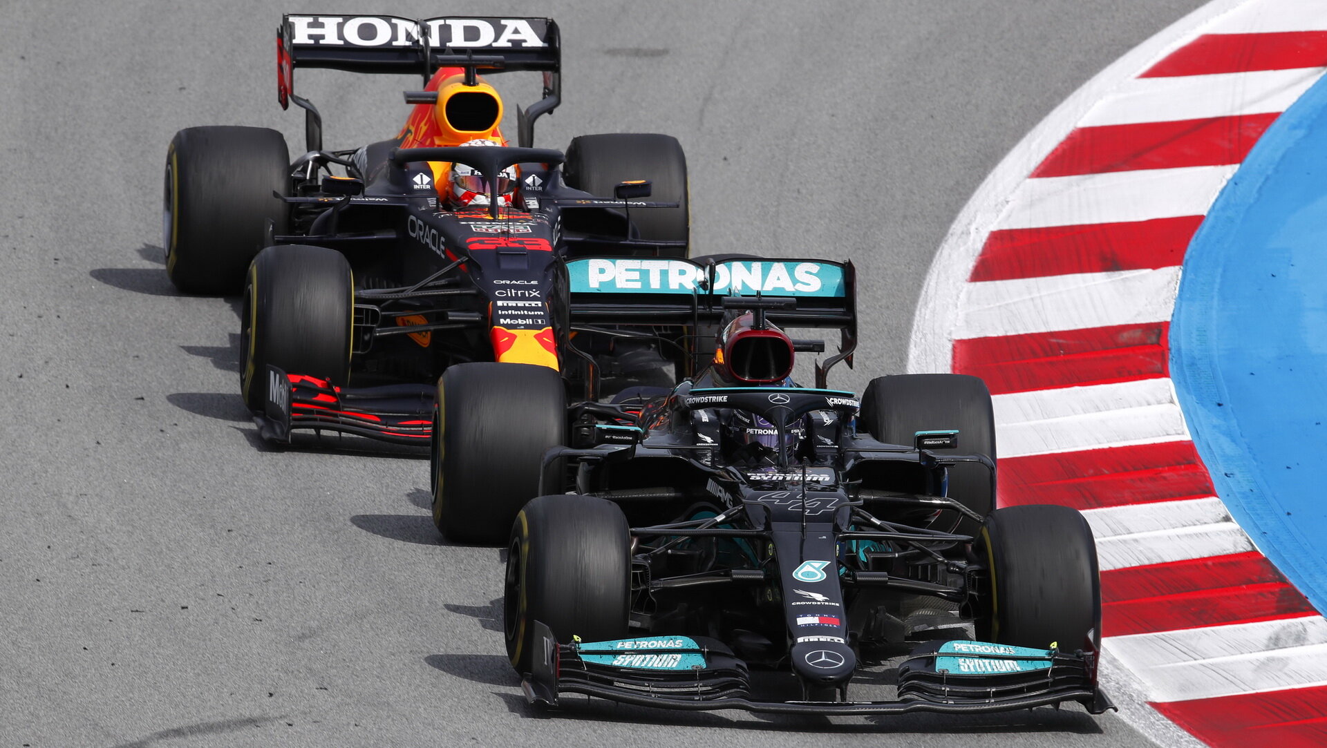 Lewis Hamilton a Max Verstappen - závod v Barceloně