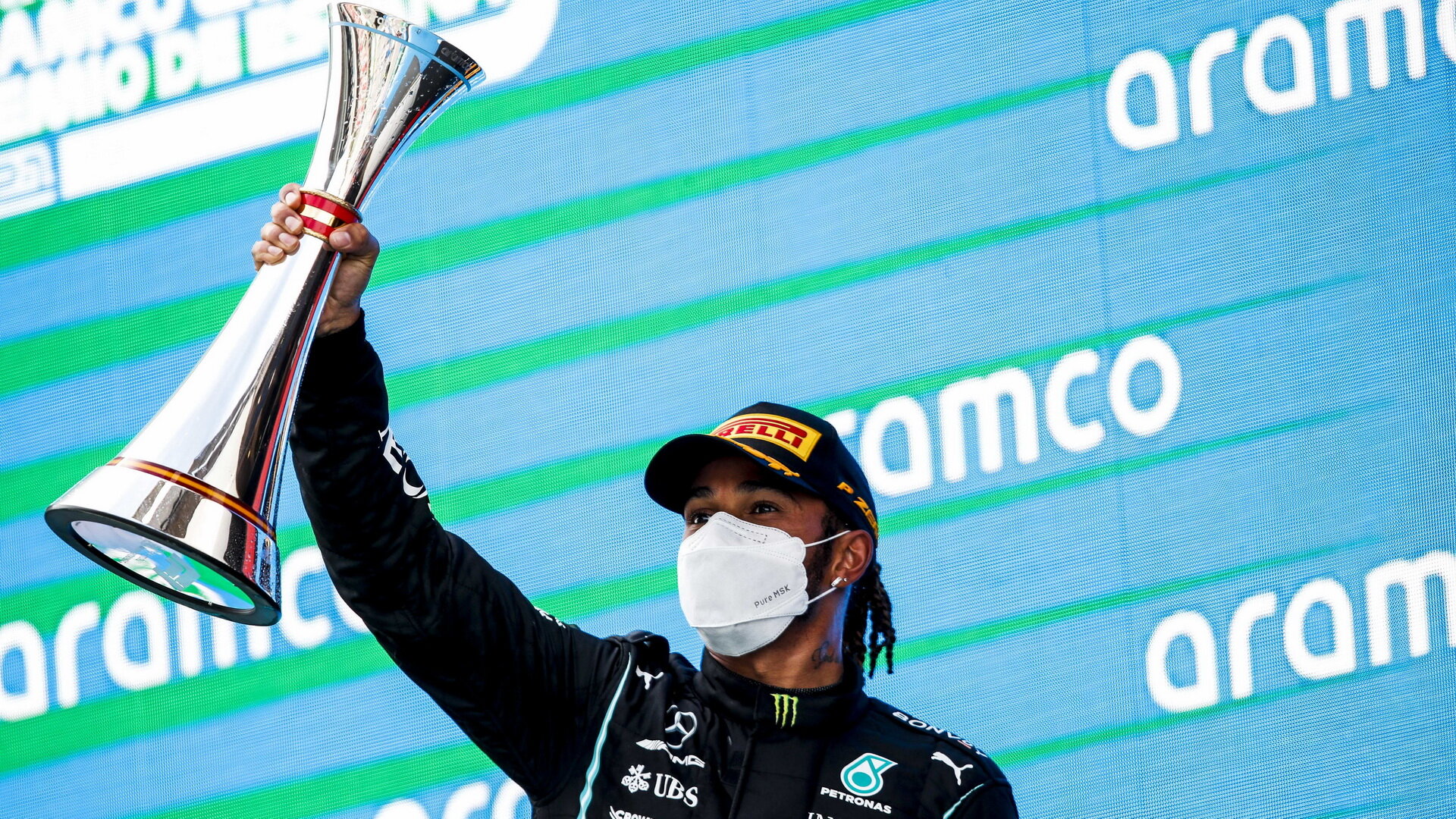 Lewis Hamilton se svou trofejí za první místo v závodě v Barceloně