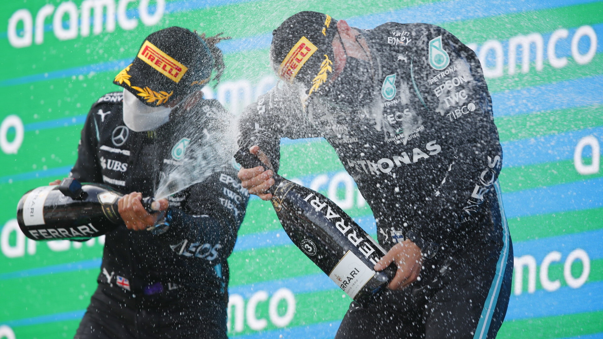 Lewis Hamilton a Valtteri Bottas na pódiu po závodě v Barceloně