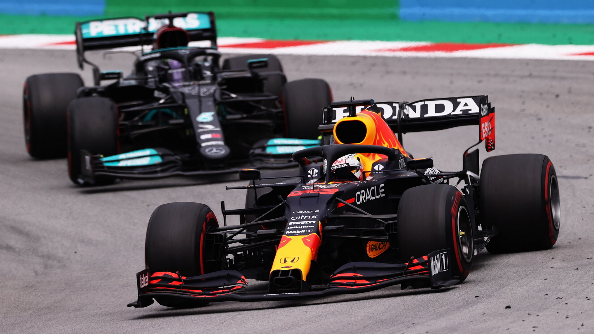 Max Verstappen a Lewis Hamilton - závod v Barceloně