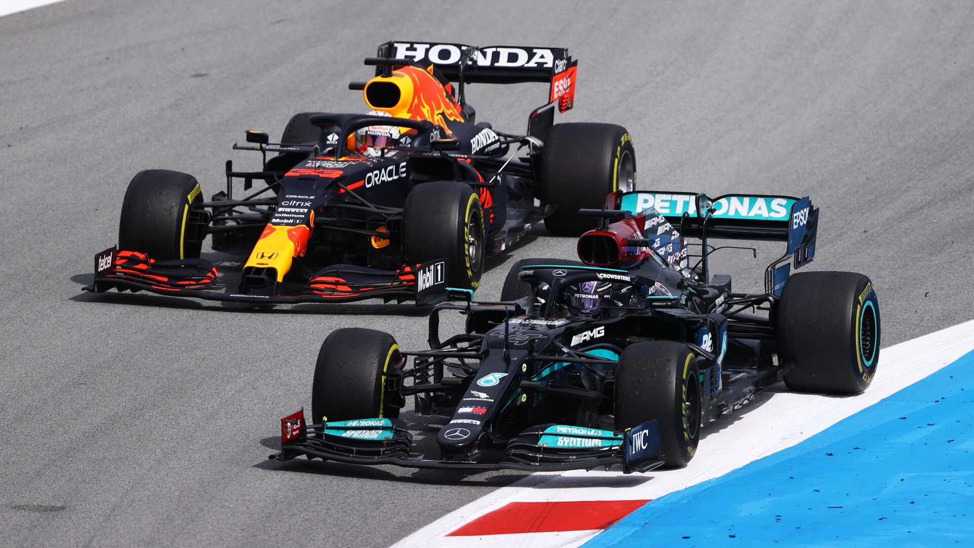 Lewsi Hamilton v GP Španělska 2021 předjíždí Maxe Verstappena