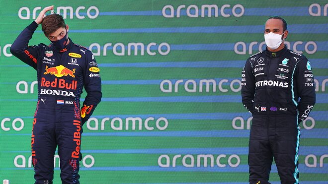 Max Verstappen a Lewis Hamilton na pódiu po závodě v Barceloně