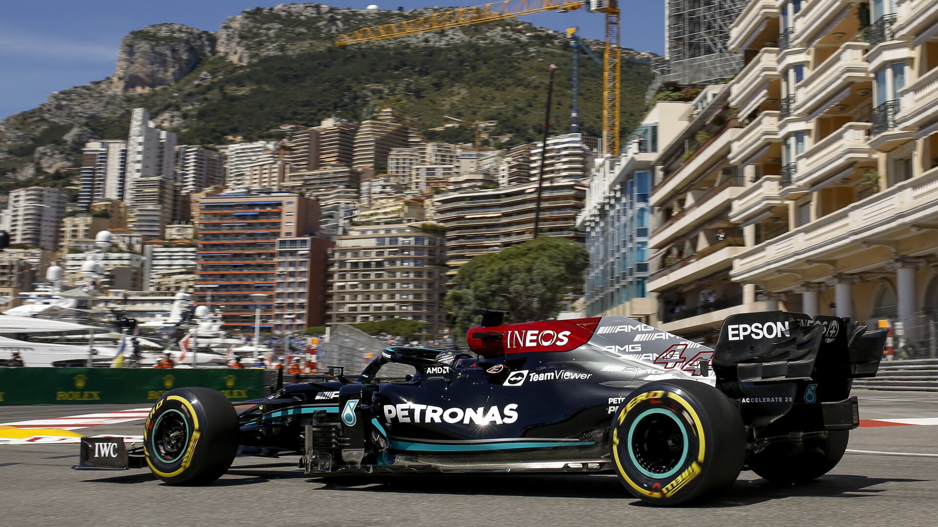 Lewis Hamilton při čtvrtečním tréninku v ulicích Monaka