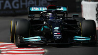 Lewis Hamilton při čtvrtečním tréninku v ulicích Monaka