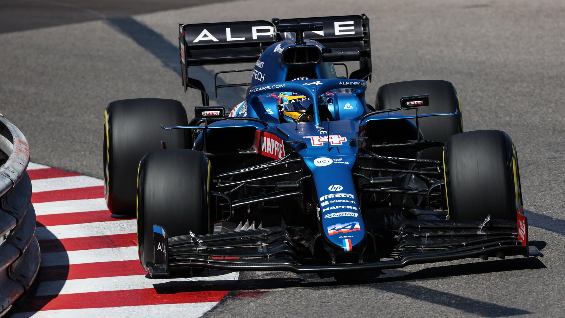 Fernando Alonso s Alpine A521 loni v Monaku