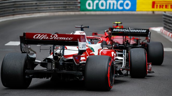Kimi Räikkönen pronásledující Ferrari