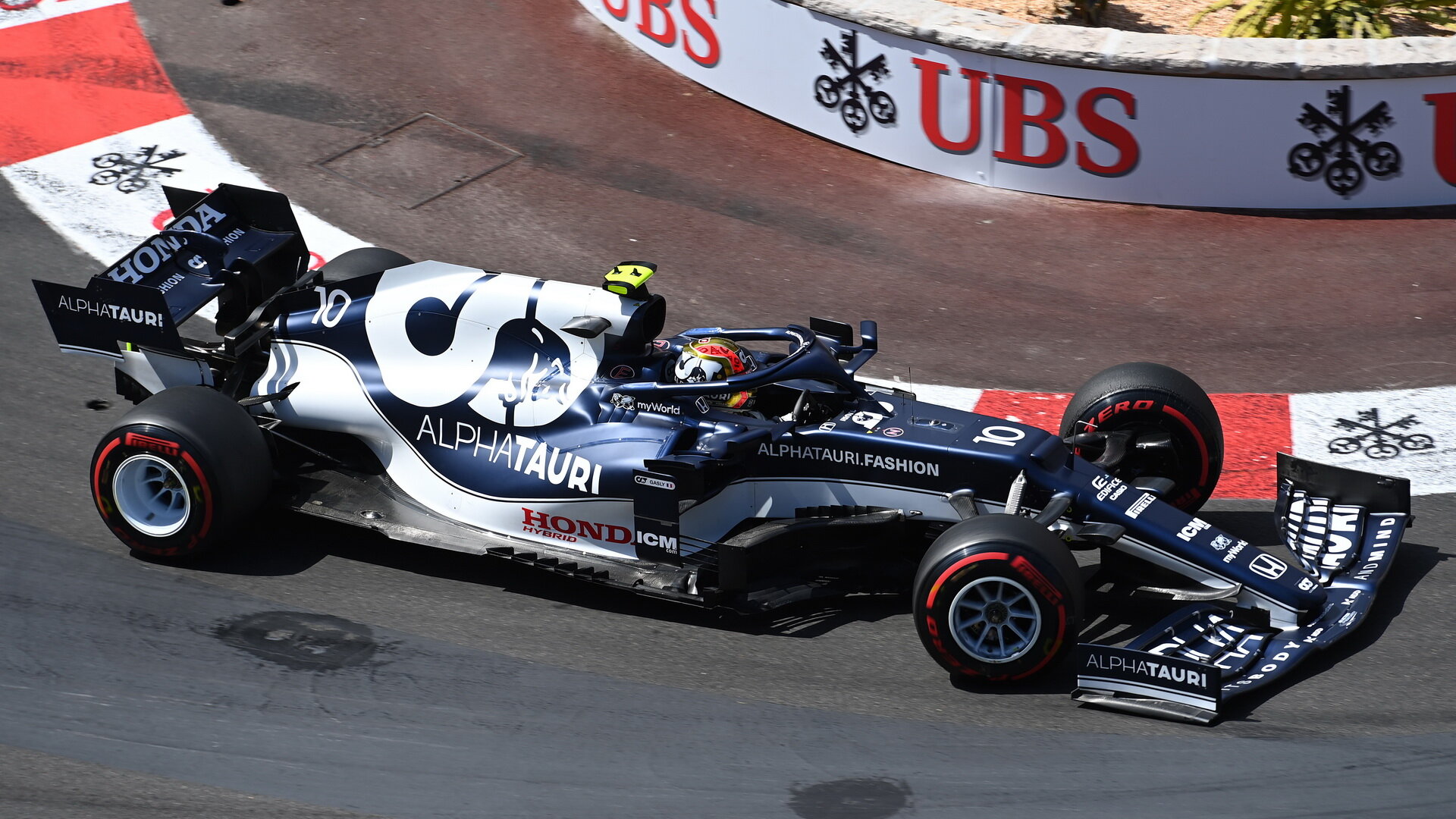 Pierre Gasly v závodě v Monaku