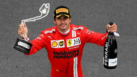 Carlos Sainz se svou trofejí za druhé misto po závodě v Monaku