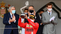 Carlos Sainz se svou trofejí za druhé místo po závodě v Monaku