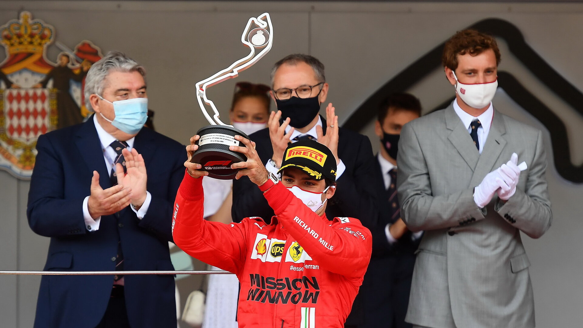 Carlos Sainz se svou trofejí za druhé místo po závodě v Monaku