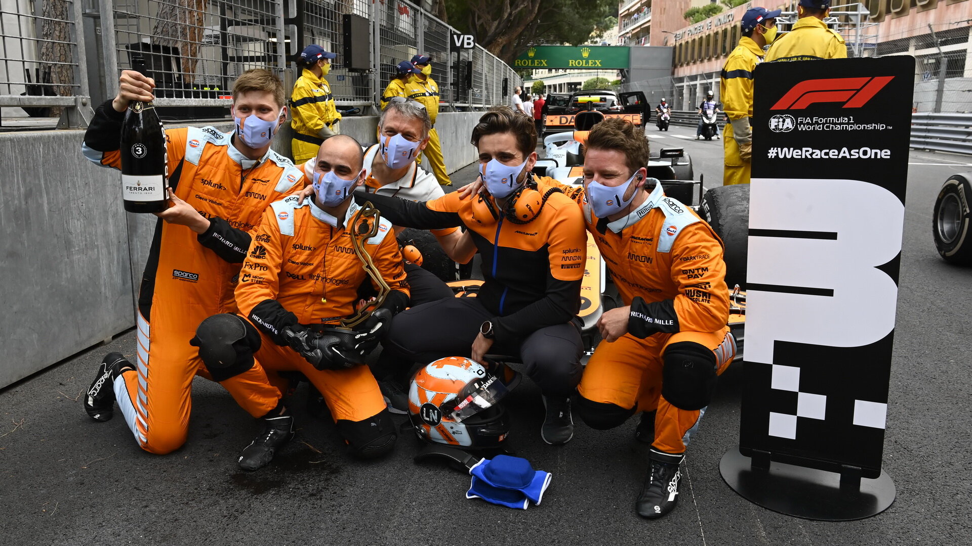Mechanici Landa Norrise se radují z třetího místa po závodě v Monaku