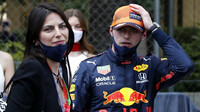 Max Verstappen se svou přítelkyní po závodě v Monaku