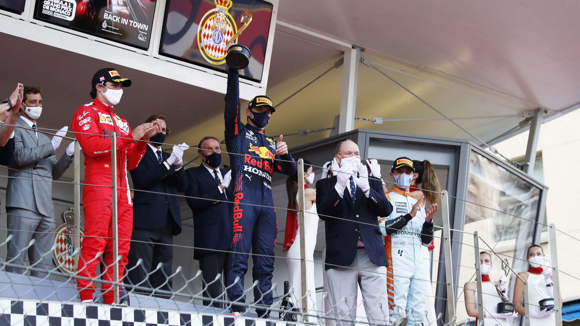 Max Verstappen se svou trofejí za první místo po závodě v Monaku