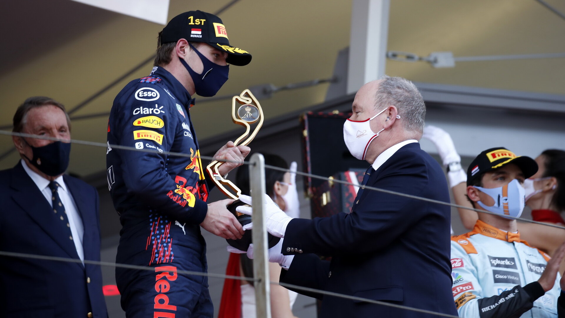 Max Verstappen přijímá trofej za první místo po závodě v Monaku