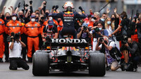 Max Verstappen se raduje z vítězství po závodě v Monaku