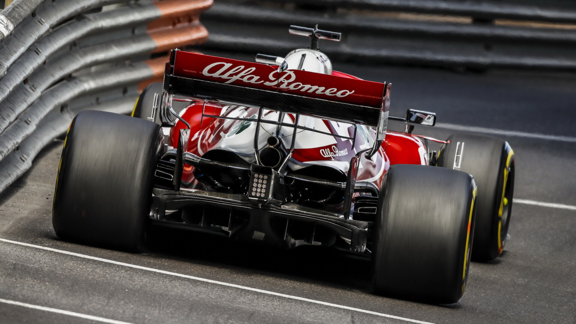 Kimi Räikkönen v závodě v Monaku