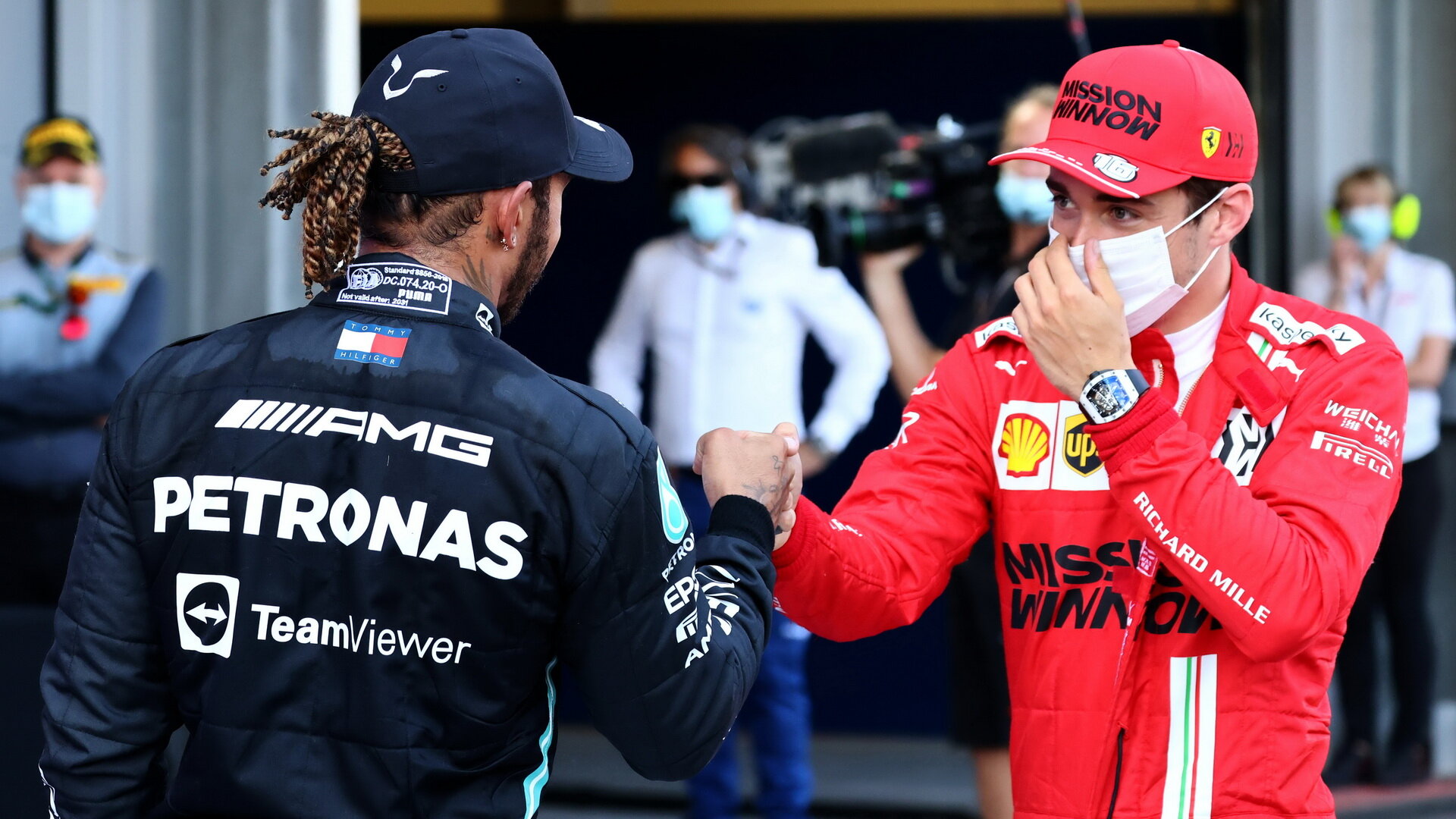 Lewis Hamilton gratuluje Charlesovi Leclerkovi po kvalifikaci v Baku
