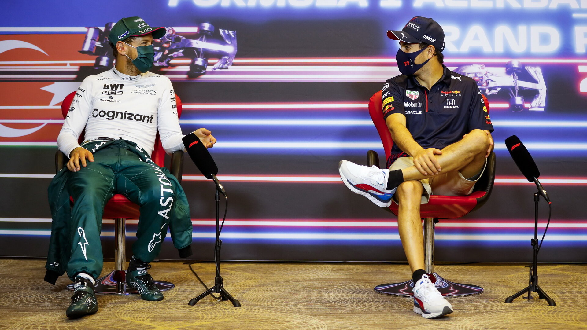 Sebastian Vettel a Sergio Pérez na tiskové konferenci