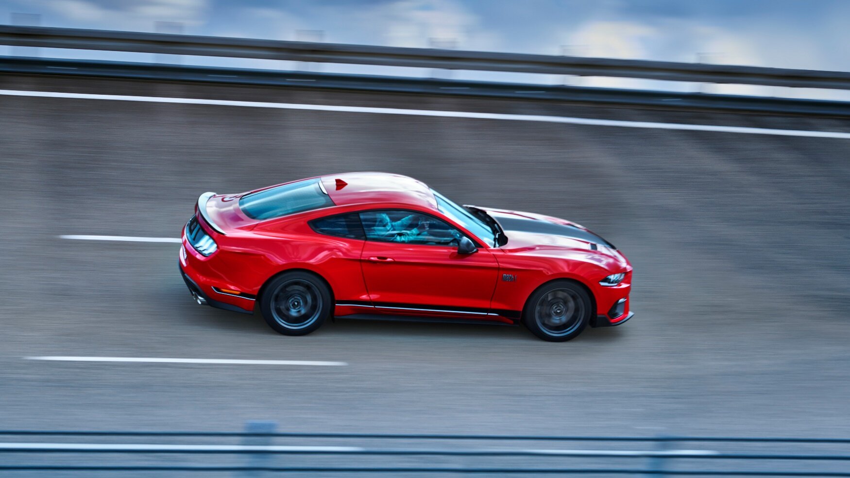 Nový Ford Mustang Mach 1 nabízí speciálně naladěný motor 5.0 V8 o výkonu 338 kW (460 k), vylepšenou aerodynamiku, posílené chlazení i úpravy podvozku a hnacího ústrojí