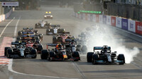 Lewis Hamilton probrzdil restart - závod v Baku