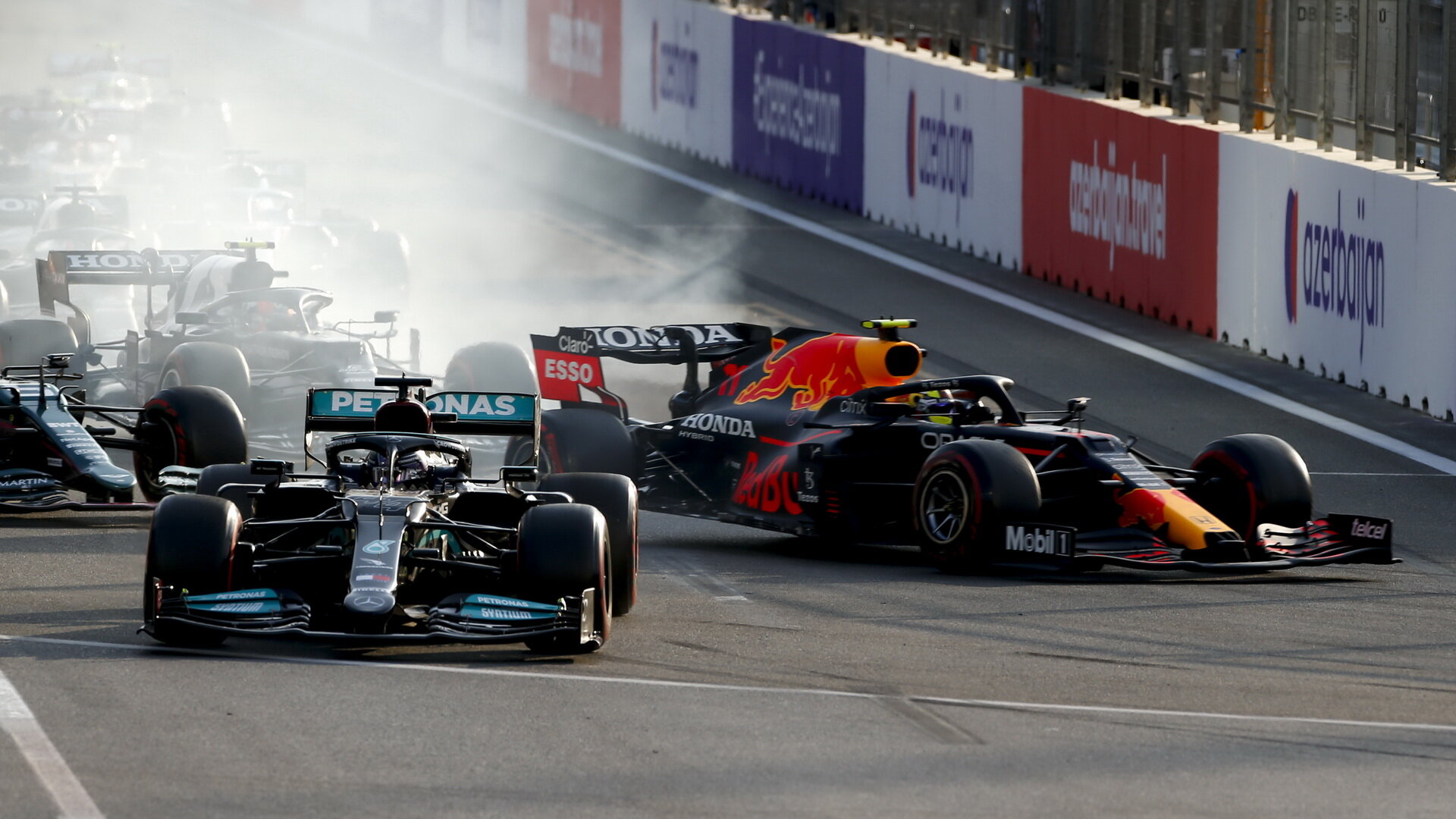 Lewis Hamilton probrzdil restart - závod v Baku