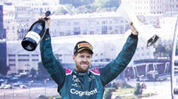 Sebastian Vettel se svou trofejí za druhé místo v Baku