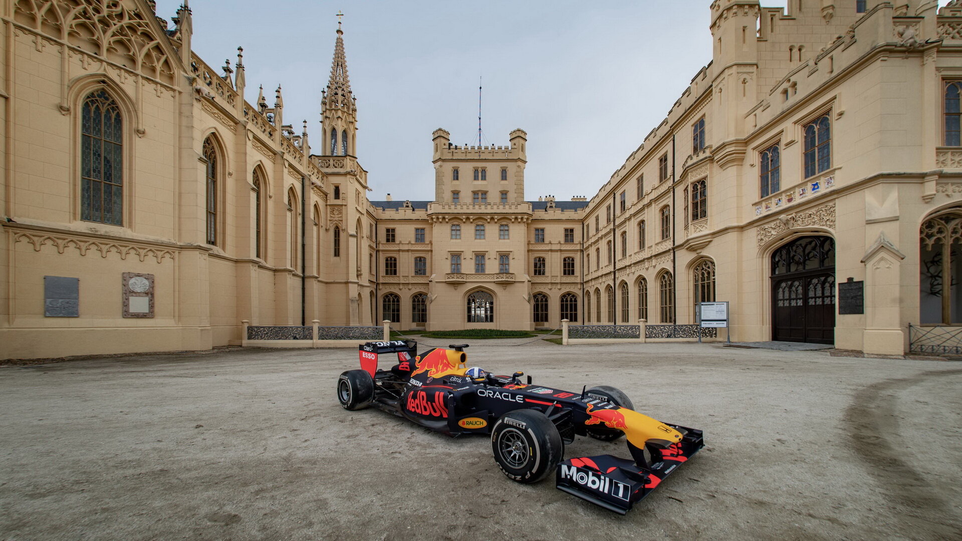 David Coulthard před zámkem Lednice